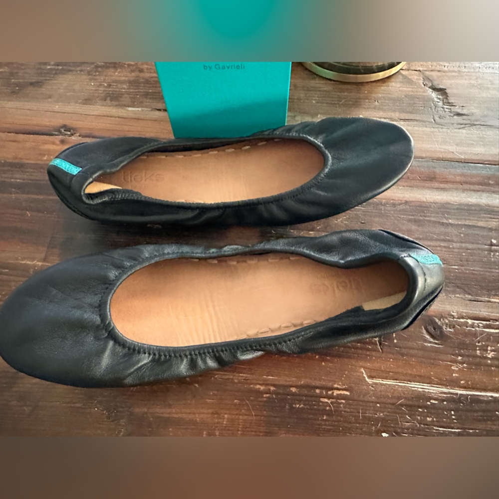 Women’s size 9 matte black Tieks